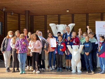 Gruppenfoto: Alle von Grundschule an der Bäke freuen sich über den Preis Gruppenfoto: Alle von Grundschule an der Bäke freuen sich über den Preis