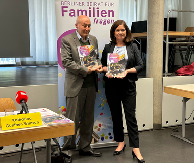 Kazım Erdoğan und Katharina Günther-Wünsch bei der Übergabe des Familienberichtes Kazım Erdoğan und Katharina Günther-Wünsch bei der Übergabe des Familienberichtes