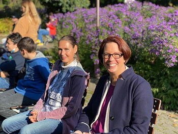 Angelika Morbach, Schulsozialarbeiterin (links) Irina Wißmann, Schulleiterin Angelika Morbach (links) Irina Wißmann (rechts)