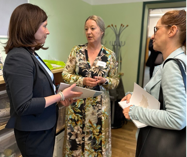 Ria Schneider im Gespräch mit Katharina Günther-Wünsch im Familienzentrum Ria Schneider im Gespräch mit Katharina Günther-Wünsch im Familienzentrum